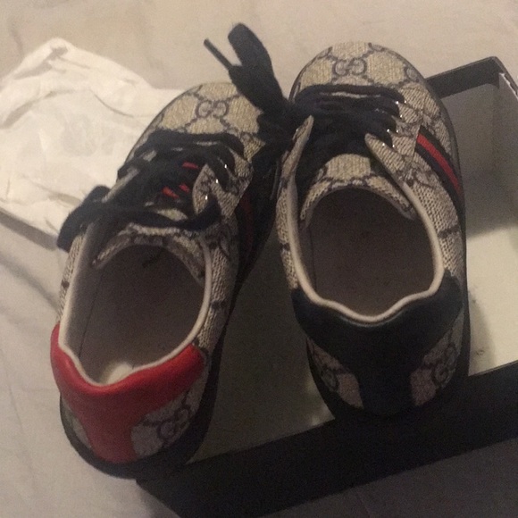 The Shoes is use but like new - Picture 2 of 4